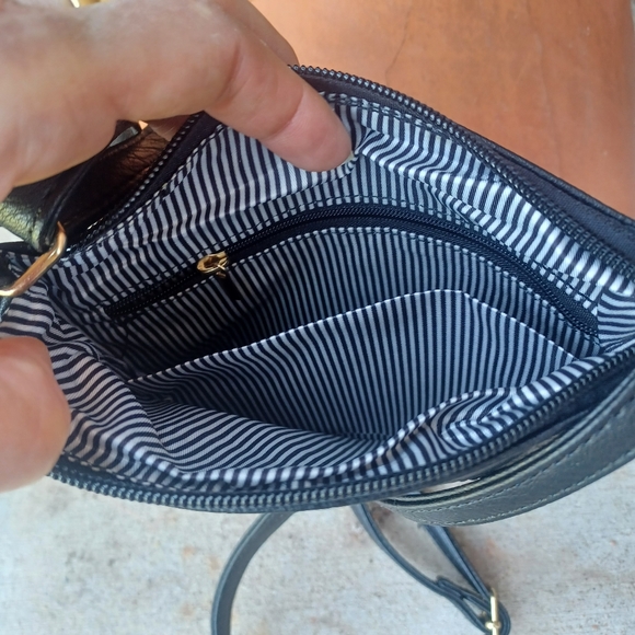 BLACK VEGAN LEATHER HOBO CROSSBODY BAG SIZE 8.5X7 NWOT - Picture 6 of 10